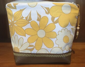 Mod flower power pouch / gold daisy zipper pouch / cosmetics bag. Genuine leather & vintage fabric - handmade make up / toiletry bag.