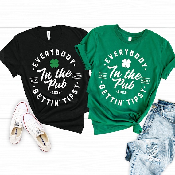 Everybody in the Pub Gettin Tipsy St Patricks Day Shirt Women