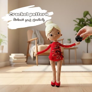 以下が含まれることがあります： ブロンドの髪と赤いドレスを着た手作りのかぎ針編み人形。人形は詳細な顔をしており、赤い靴を履いています。「Crochet pattern Unleash your creativity」というテキストが背景にあります。
