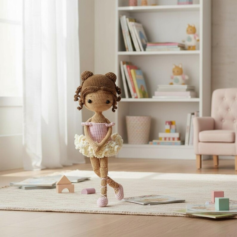 Puede incluir: Mu&ntilde;eca de ganchillo hecha a mano con un atuendo de bailarina. La mu&ntilde;eca tiene el pelo casta&ntilde;o peinado en dos mo&ntilde;os y lleva un maillot rosa y un tut&uacute; color crema. Lleva zapatillas de ballet rosas. La mu&ntilde;eca mide unos 25 cm de altura.
