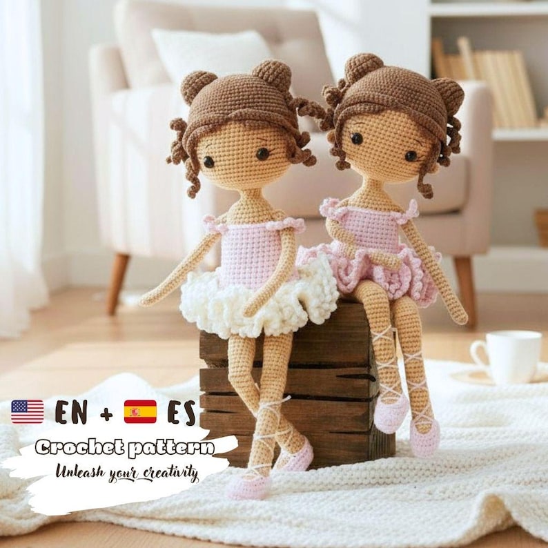 Puede incluir: Dos mu&ntilde;ecas de bailarina de ganchillo hechas a mano. Cada mu&ntilde;eca tiene el pelo casta&ntilde;o peinado en mo&ntilde;os, con tut&uacute;s rosas y blancos y zapatillas de ballet. Las mu&ntilde;ecas est&aacute;n sentadas en una caja de madera. La imagen incluye el texto "Crochet pattern - Unleash your creativity."