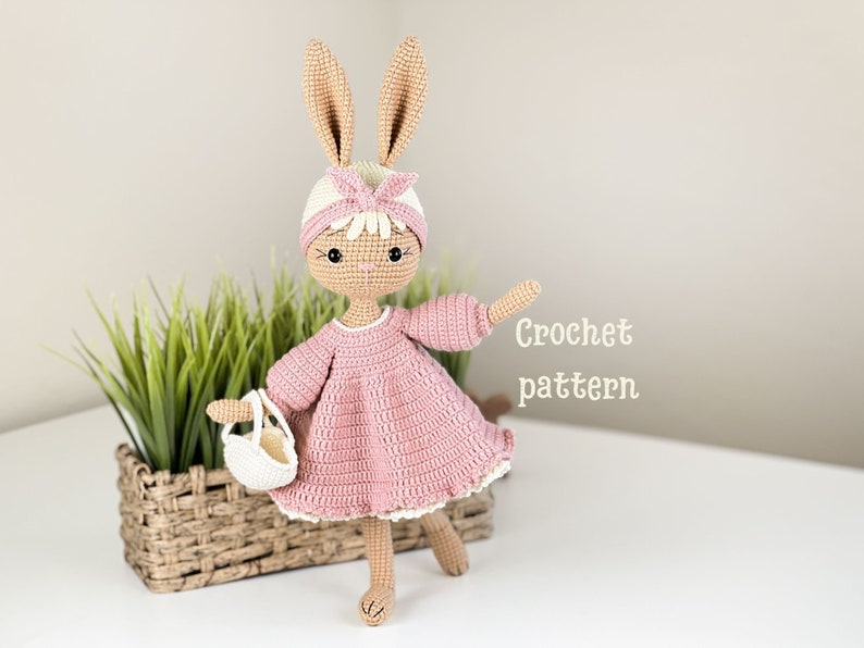 wzór króliczka na szydełku, króliczek amigurumi, króliczek wielkanocny, królik na szydełku, lalka króliczek na szydełku, zabawka króliczka w formacie PDF, króliczek na szydełku w sukience zdjęcie 1