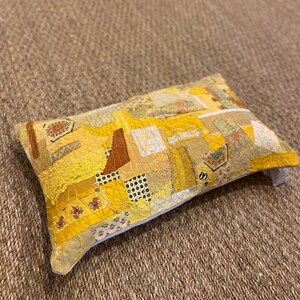 Kussen tinten goudgele curry, upcycling, rechthoek, wabi-sabi, Japanse boro-stijl, afneembare hoes, Les Cousardes®