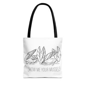 Op de afbeelding: Witte draagtas met zwarte handvatten. Het heeft een zwart-wit illustratie van mosselen en de tekst "SHOW ME YOUR MUSSELS". De tas is ontworpen voor het dragen van spullen.