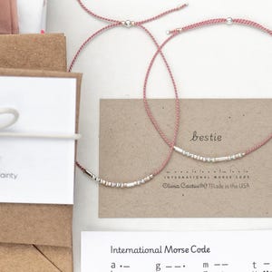 Una pulsera de amistad con código Morse de plata para regalo de mejor amiga o cualquier palabra para un regalo personalizado a juego para mejores amigas para hermanas o mejores amigas para combinar