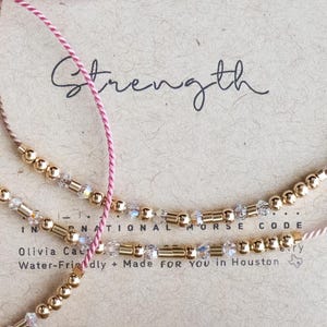 Pulsera personalizada con cuentas de Swarovski y oro, código Morse. Rosa o cualquier color. Fuerza mágica o personalízala para un regalo de ánimo personalizado.