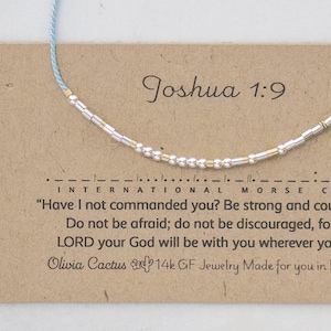 Silber Morse-Code-Armband auf einer Karte mit Joshua 1: 9 Bibel-Vers oder einem benutzerdefinierten Wort oder Schrift + zierliche Gold-Abstandshalter