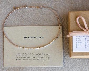 Pulsera ajustable en plata y oro con código morse que dice "Warrior de la ortografía u otras palabras en código morse". Delicada para uso diario de Olivia Cactus Morse