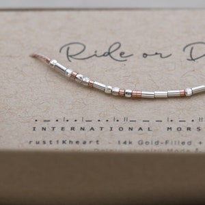Silber hoch funkelndes zierliches Armband auf Fahrt oder Die-Karte für das Geschenk des besten Freundes oder passen Sie an, um ein beliebiges Wort im Morse-Code zu buchstabieren. Personalisierte Karte