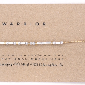 Armband med morsekod och guldkedja med lås. Krigare eller valfritt specialdesignat ord med silverpärlor och gulddistanser.