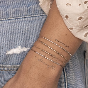 Silber + Gold Morse Code Armband. Stärke für Ermutigungsgeschenk; Kriegerin oder ein beliebiges Wort für ein benutzerdefiniertes Sinnvolles Frauenfreundgeschenk