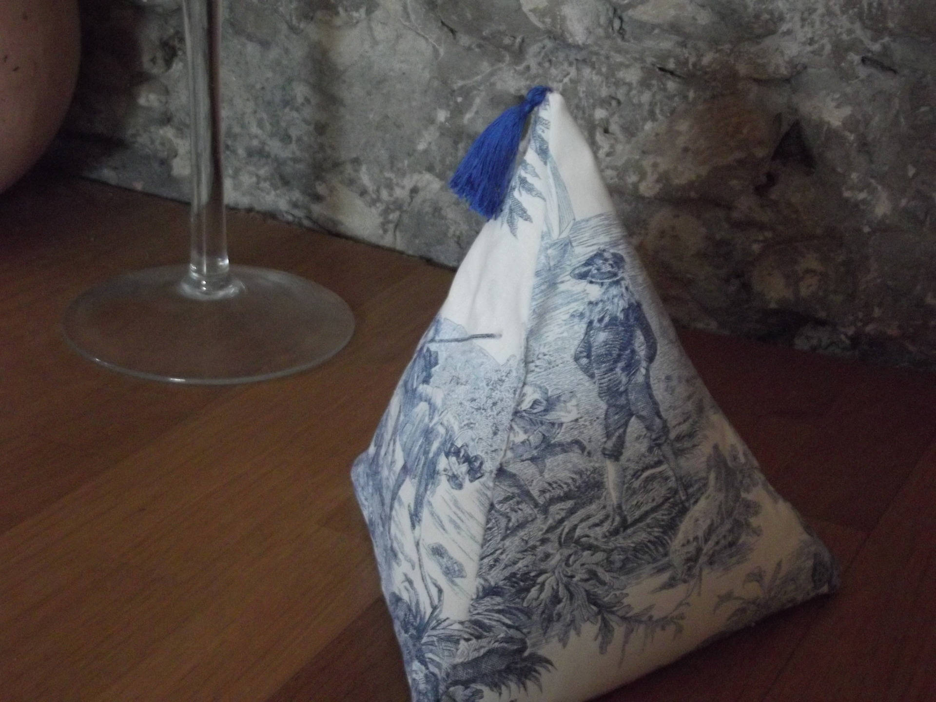 Cale Porte Réalisé Dans Une Belle Toile de Jouy Bleue, avec Pompon Assorti Pour Finition