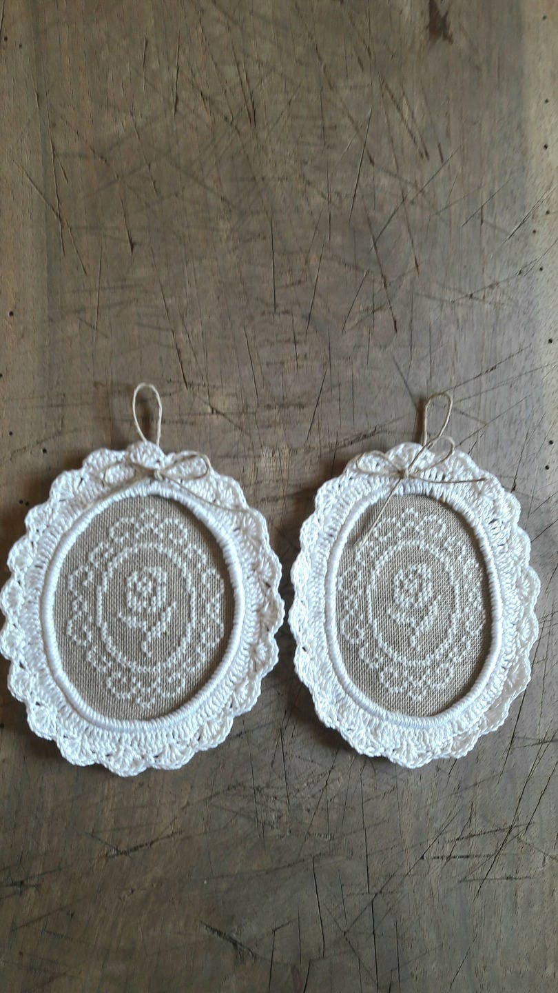 Medaillon en Lin, Brodé d'une Rose Blanche, Encadré Dentelle Au Crochet.