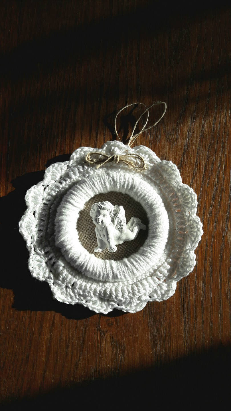 Décoration Murale Chérubin Encadrée de Dentelle