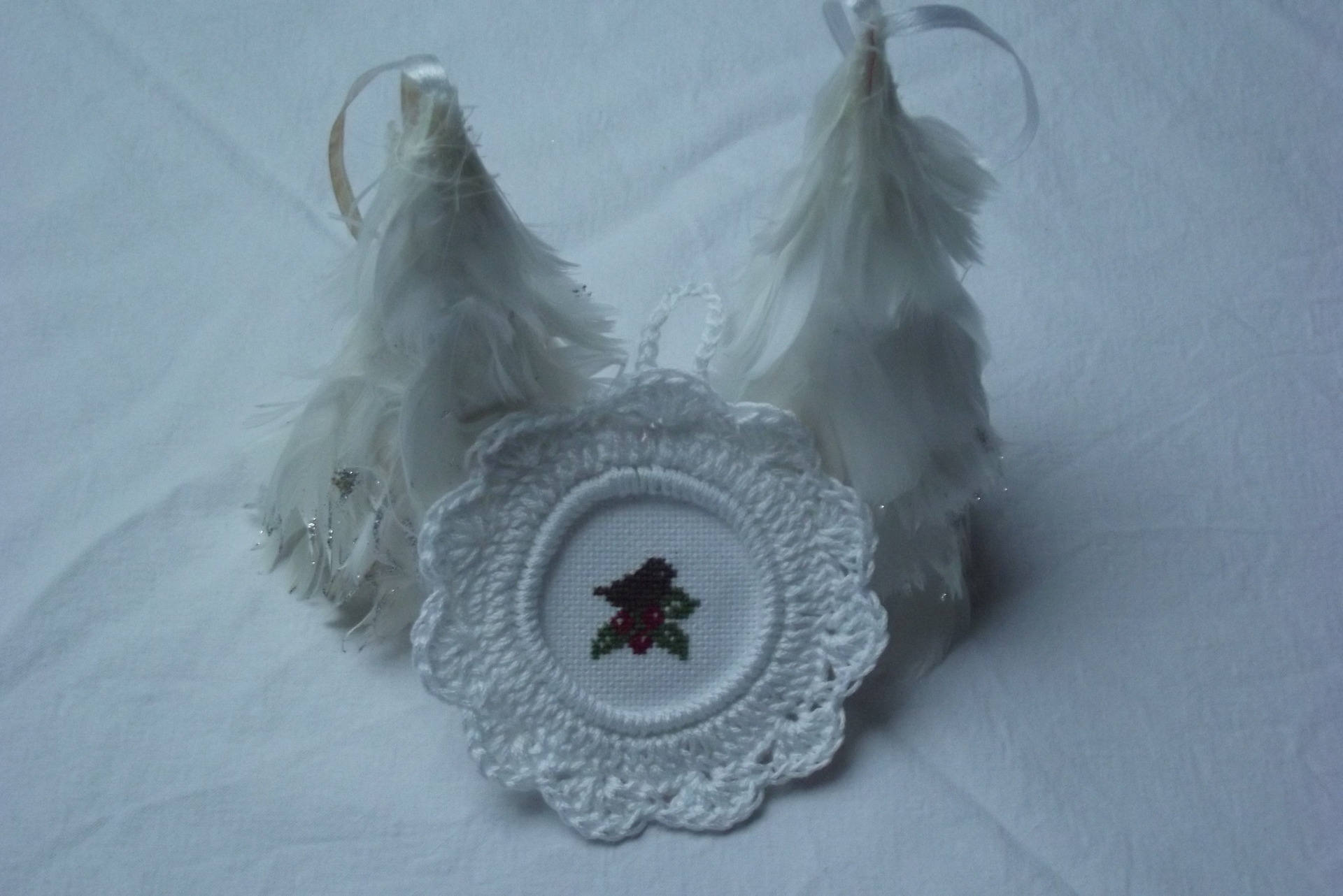 Oiseau sur Branche de Houx, Brodé en Un Fil Une Étamine Lin, Encadré d'un Cercle