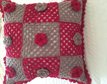 Coussin crocheté à la main,  en patchwork coloris chanvre et griotte, avec petites roses crochetées