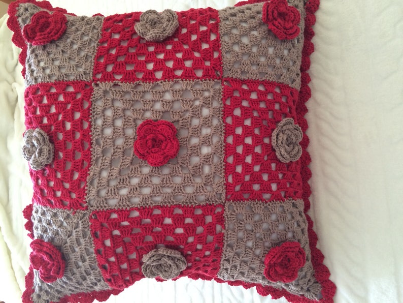 Coussin crocheté à la main, en patchwork coloris chanvre et griotte, avec petites roses crochetées image 1