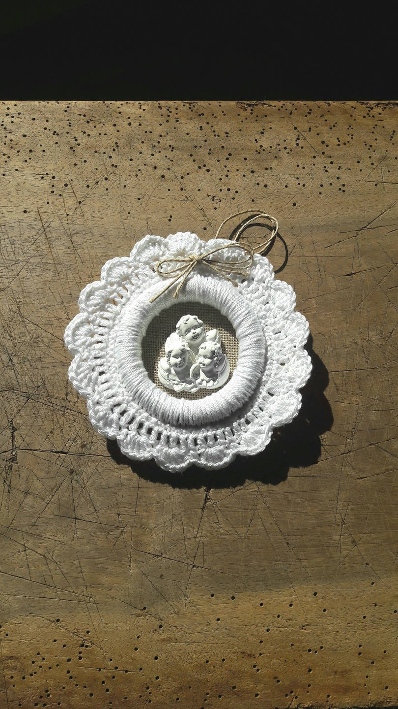 Décoration Murale Chérubin Encadrée de Dentelle