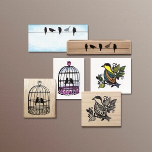 Peut inclure: Un ensemble de six tampons en bois représentant des oiseaux. Les tampons sont de différentes couleurs et de différents motifs, notamment un oiseau en cage, un oiseau sur une branche et un oiseau en vol. Les tampons sont parfaits pour ajouter une touche de fantaisie à vos projets de bricolage.