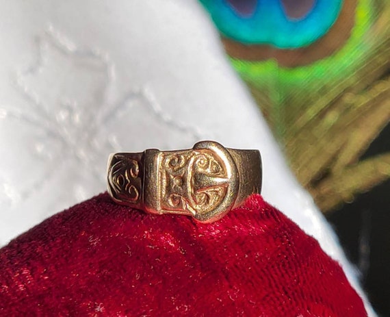 Victorian embossed belt buckle 10K yellow gold rin
