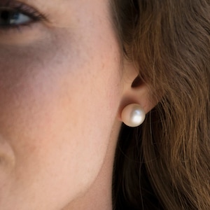Gold Pearl Earrings, Pearl Bridal Earrings, Solid Gold Earrings, Fine Jewelry, 14k Gold Earrings, Small Earrings, Round Dainty Pearl Studs