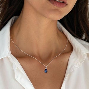 Collier pendentif saphir en or blanc 14 carats, chaîne en argent sterling, bijoux minimalistes élégants, collier unique pour femme, bijoux de mariage