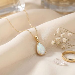 Colgante de ópalo blanco en forma de lágrima en oro de 14 quilates, collar con colgante de ópalo en oro amarillo de 14 quilates, piedra preciosa blanca de 7 x 10 mm, collar delicado, piedra natal de octubre