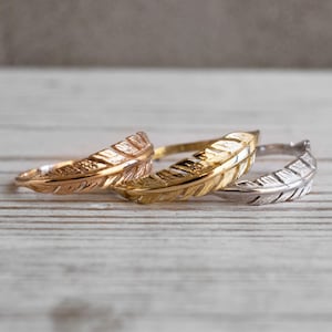 Anillo de oro de 14 quilates con pluma, delicado, sencillo, estilo pluma de pájaro, estilo bohemio, llamativo, delicado y apilable.
