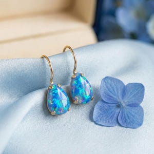 14K Gold Blauer Opal Teardrop Ohrringe, Gold 7 x 10 mm Blauer Opal Edelstein baumeln Ohrringe, Oktober Geburtsstein, zarte Ohrringe, zierlicher Schmuck