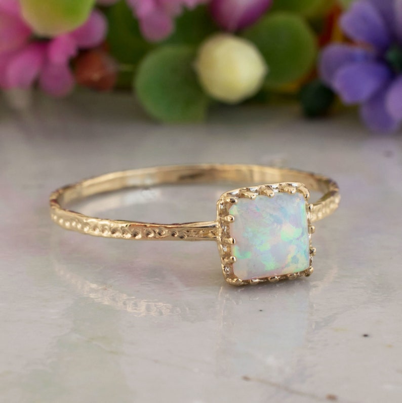 Weißer Opalring Quadratischer Ring aus 14-karätigem Gold Zierlicher Goldring Geburtsstein Oktober Edelstein-Goldring Solitär-Opal-Ring Handgefertigt Bild 1