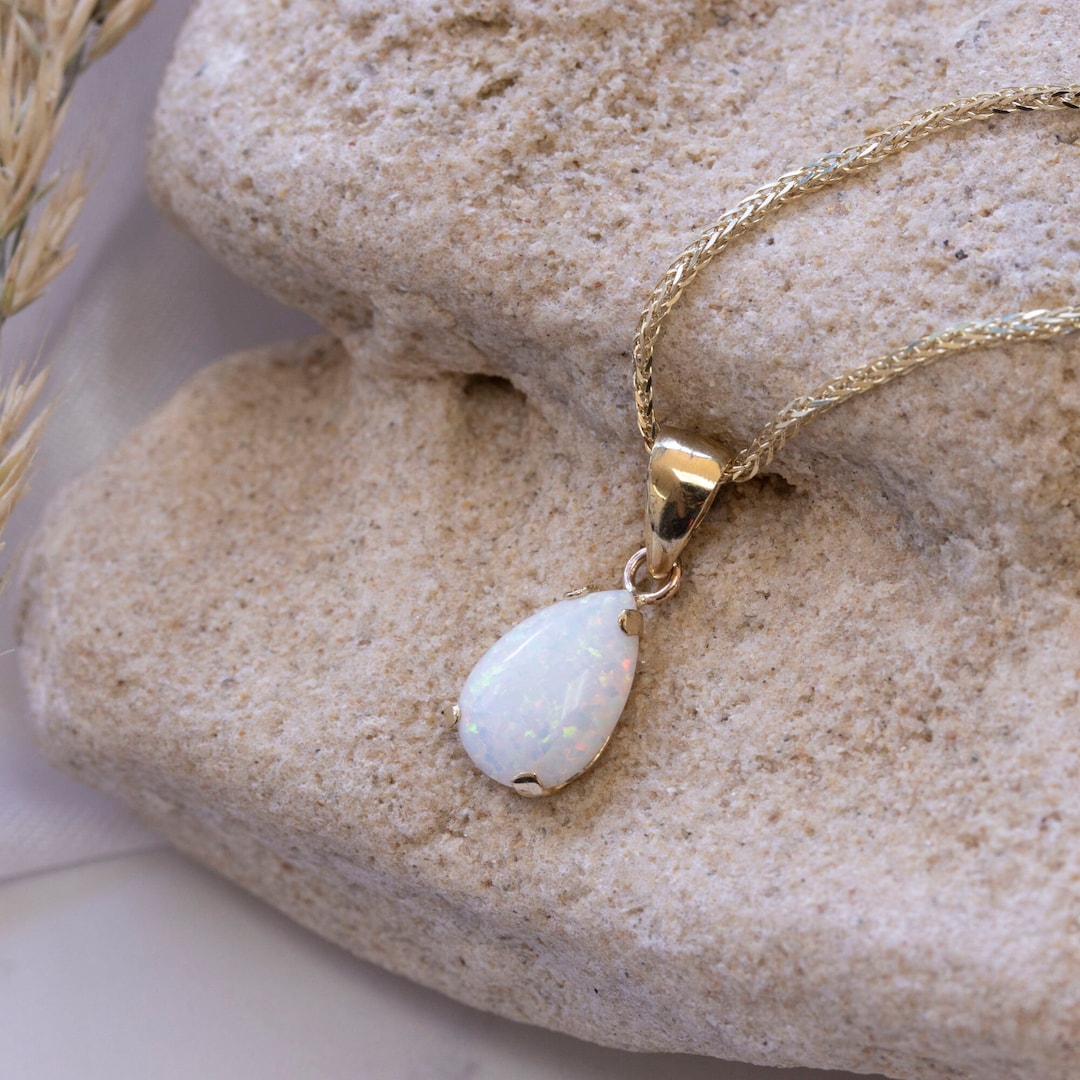 14K Gold Tear Drop Weißer Opal Anhänger, 14K Gelbgold Opal Anhänger  Halskette, 7X10 mm weißer Edelstein, zierliche Halskette, Oktober  Geburtsstein | Lange Ketten