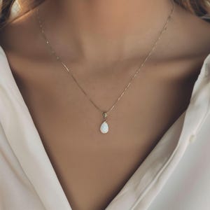 14Kt Solid Gold White Opal Teardrop Halskette, White Opal Pear Anhänger, Edelstein Anhänger Halskette für Frauen, Oktober Birthstone Halskette