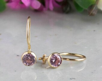 Boucles d'oreilles pendantes en or 14 carats et zircone cubique violette, bijoux CZ, boucles d'oreilles délicates en or, boucles d'oreilles pendantes en cristal, boucles d'oreilles délicates, cadeau pour femme