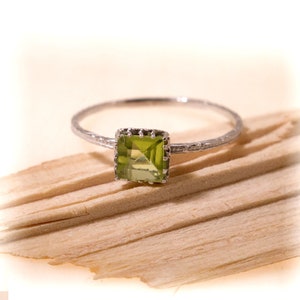 14K Solid White gold 5X5 Mm Green Peridot Ring, Dainty,Valentine's Day Gift,White Gold Promise Ring, August Birthstone, Jewelry Handmade