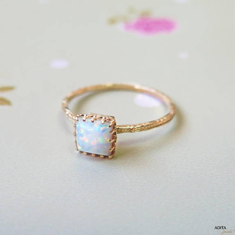 Weißer Opalring Quadratischer Ring aus 14-karätigem Gold Zierlicher Goldring Geburtsstein Oktober Edelstein-Goldring Solitär-Opal-Ring Handgefertigt Bild 3