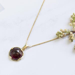 14K Gold Garnet Round Necklace ,January Birthstone, Vintage Jewelry, Garnet Pendant Gold, Garnet Jewelry, Dainty Necklace, Anniversary Gift