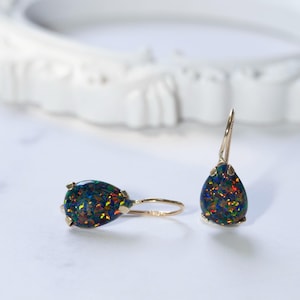 Boucles d'oreilles en forme de larme d'opale noire en or 14 carats, bijoux en opale, pierre de naissance d'octobre, boucles d'oreilles en pierre noire, boucles d'oreilles pendantes avec pierres précieuses, boucles d'oreilles pour femme