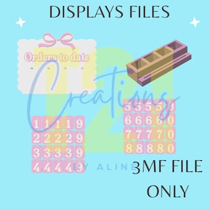 Może przedstawiać: Cyfrowy wydruk artystyczny z tekstem "Displays Files" i "Orders to date". Obraz przedstawia różową kokardę, drewniany organizer i różowe kafelki z numerami. Tło jest jasnoniebieskie.