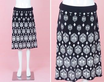Vintage Knit skirt/ White Black Skirt / Knee length Comfy Retro Abstract Pattern skirt/ Size Small - Medium