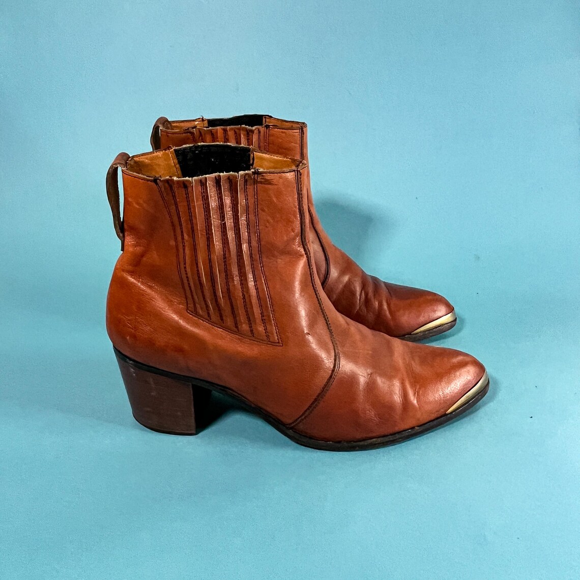 Vintage Brown Cowboy Boots / Leather Boots with Gold Metal Toe Decoration / Classic Western Festive Spanish / Size EU 42 / UK W 8 / US W 10, foto 1 di 5