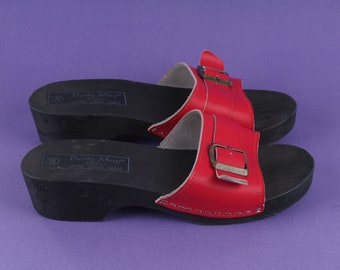 Vintage Red Black wood slippers / Betty May Wooden clogs sandals/ Wooden flat slippers/ Hoof sandals/ Sweden/ Size EU 38/UK W 5/ US W 7,5