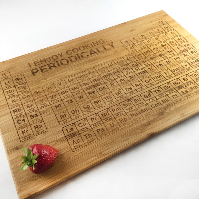 Planche à découper tableau périodique geek J'aime cuisiner régulièrement Cadeau scientifique Bloc à découper en bambou gravé au laser Cadeau d'anniversaire de mariage image 1