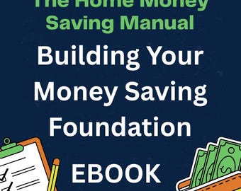 Könnte beinhalten: Ein digitales E-Book-Cover mit dem Titel The Home Money Saving Manual Building Your Money Saving Foundation EBOOK. Der dunkelblaue Hintergrund zeigt ein weißes Klemmbrett mit einer Checkliste, einen gelben Stift und eine orangefarbene Geldbörse mit grünem Bargeld.