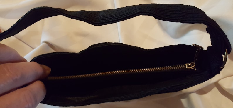 Vintage 1950s Black CORDE 7 1/2 By 5 Hand Bag With Single Handle And 3 Interior Pockets In Great Condition image 4