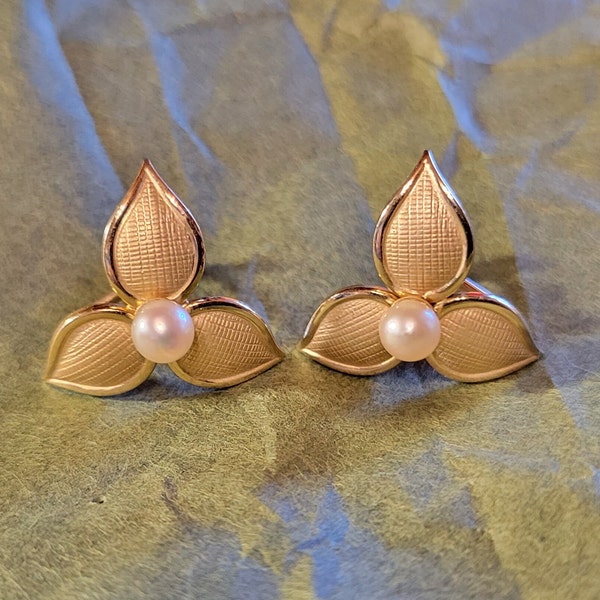 Lovely Pair of 12Kt Gold-Filled Cultured Pearl Screw-Back Earrings -  That Look Like "Flowers" By A & Z Co. Jewelry From The 1960s