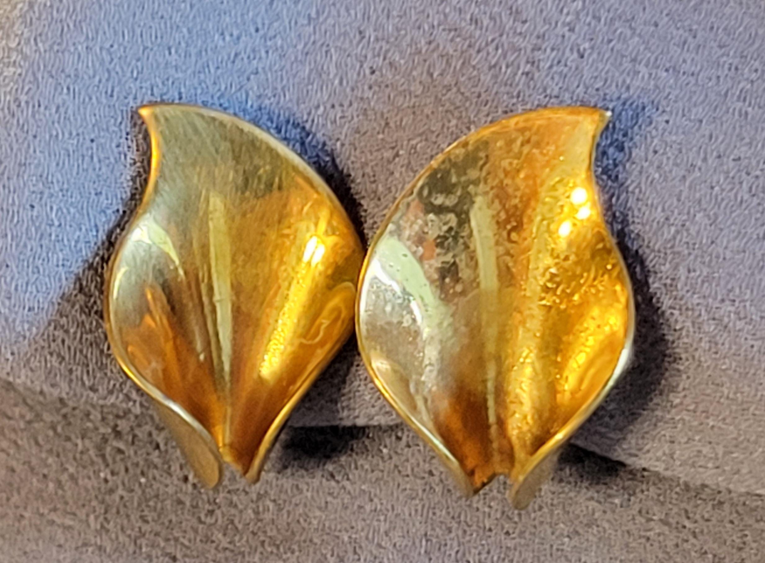 Screw-back Earrings - Lovely Pair of 1950s Vintage - Golden