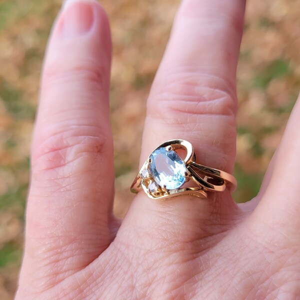 14 Karat Yellow Gold Ring in Size 7 3/4 - Oval 1 1/4 Ct Light Blue Topaz With 2 .021 Ct Faceted Round Diamond Accents - Beautiful Gift!