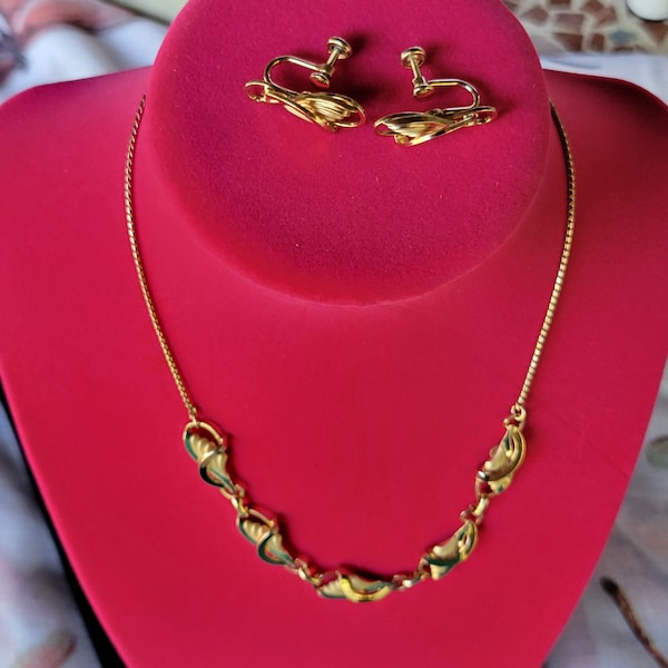 Curtis Jewelry Co. - Signed "dce" - Art Nouveau 12Kt Gold Filled 15" Necklace and Screw-Back Earrings - All 3 Pieces In Like-New Condition