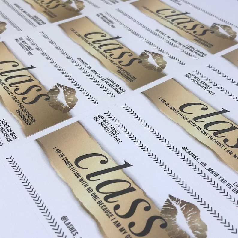 Op de afbeelding: Meerdere visitekaartjes met een gescheurd papierontwerp. Het woord "class" staat in een vetgedrukte, zwarte letter. De kaarten bevatten ook een gouden kusafdruk van lippenstift en de tekst "Soy Wax Candle 8oz. Phthalate Free."