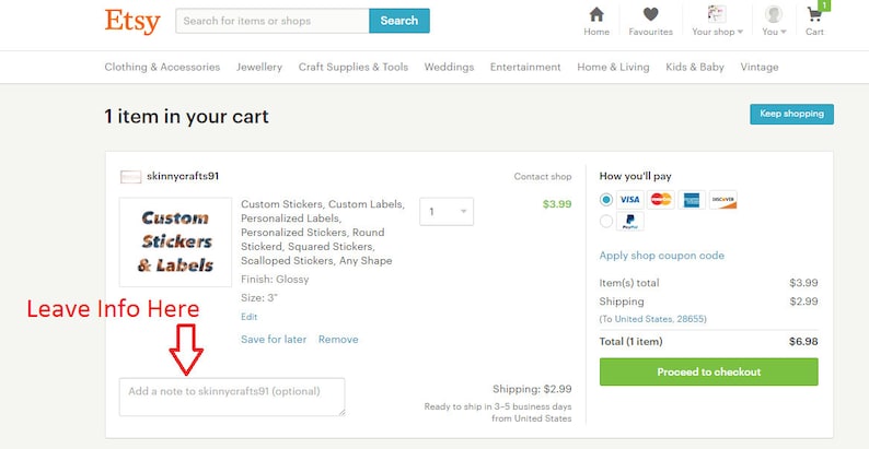 Op de afbeelding: Schermafbeelding van een Etsy-winkelwagen met een aankoop van skinnycrafts91. De winkelwagen toont details van aangepaste stickers en labels, met een afmeting van 7.6 cm. Betalingsopties en een afrekenknop zijn zichtbaar.